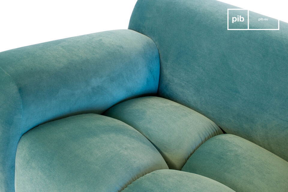This armchair captivates with its 131-centimeter width; with its generous depth and low backrest