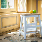 White and wooden stepboard for a Scandinavian look.