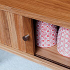 Ganz aus Eichenholz gerfertigt hat der Ritz Vorhang Couchtisch eine Helligkeit