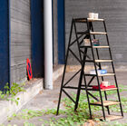 Sublieme werkplaatsladder in licht hout en matzwart.