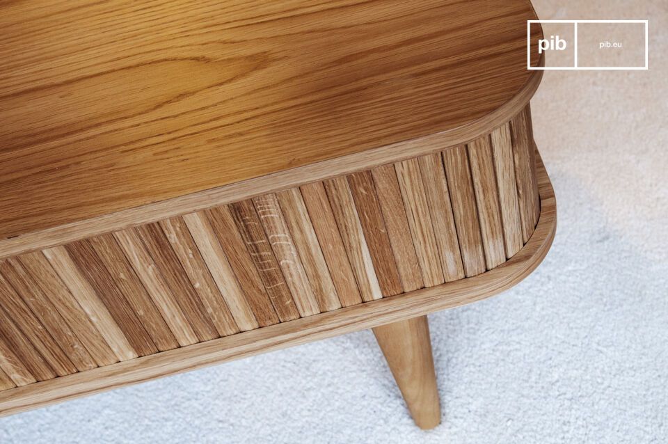 Aan beide zijden van de tafel bevindt zich een opbergruimte die ideaal is om boeken en