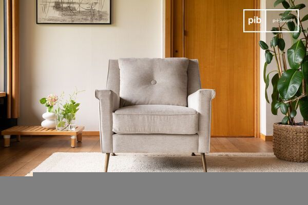 De Elbrouz fauteuil van grijs fluweel valt op door zijn op de jaren 50 geïnspireerde ontwerp