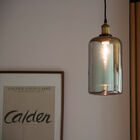 Suspension in tinted glass and brushed brass for a vintage charm.