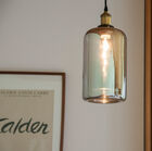 De lamp is zichtbaar in de lampenkap, voor een mooi licht.