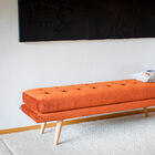 De lichte houten basis is licht uitlopend.