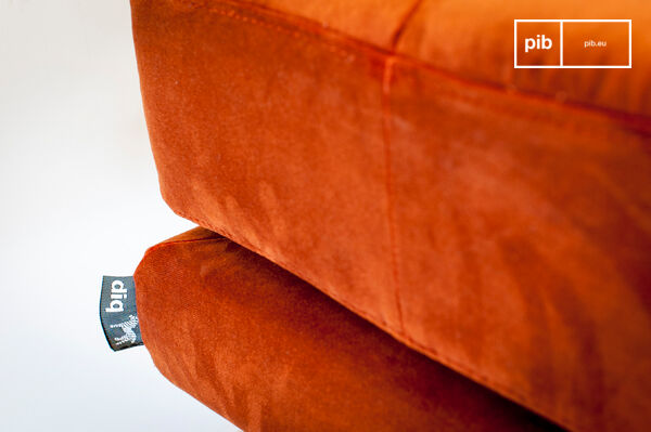 The warm colour of the velvet matches the design of the product.