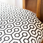 Gemaakt van geschilderd massief hout, de Elsa stoel is zeer stabiel en duurzaam