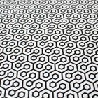 De achterkant van deze stoel is afgeschuind aan de uiteinden om het comfort te verhogen en de