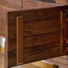 Des traverses verticales rigidifient les façades en noyer massif.