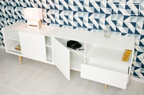 Les deux portes coulissent sur des rails métalliques.