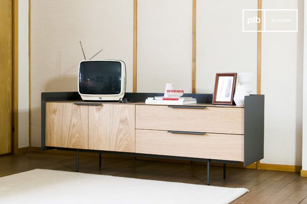 Le bloc en bois de chêne semble flotter  tant le piètement est discret.