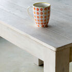 Met zijn patina finish en simpele lijnen, de houten Epicure tafel voegt charme toe aan elk interieur