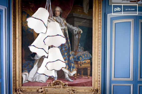 Prachtige hanglamp bestaande uit 5 witte lampenkappen.