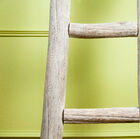 El uso de madera en bruto teñida de blanco mejora la naturalidad del producto.