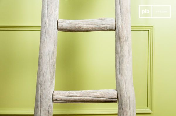 El uso de madera en bruto teñida de blanco mejora la naturalidad del producto.