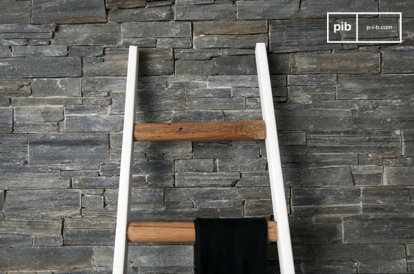 Una escalera hecha totalmente de madera para decoración