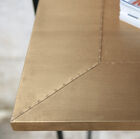 La parte superior está tachonada en las esquinas para dar un aspecto industrial