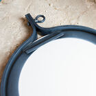 El colgado se realiza gracias a un punto de fijación situado en la parte posterior.