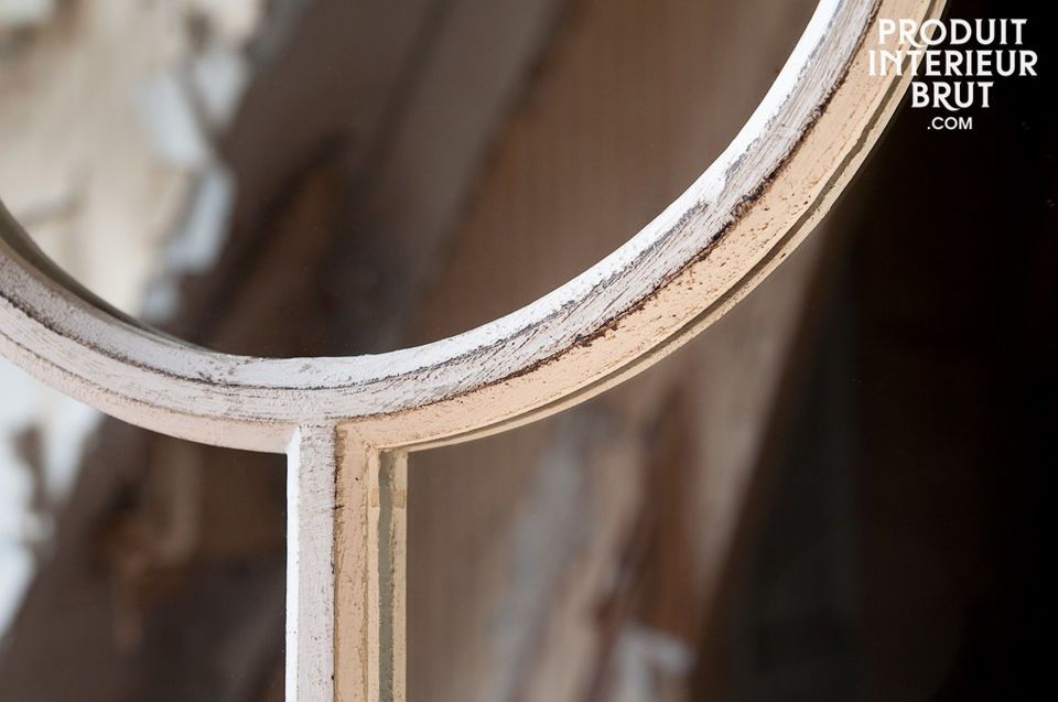 Su estructura de madera desgastada a mano y las barras de vidrio que separan las cinco secciones