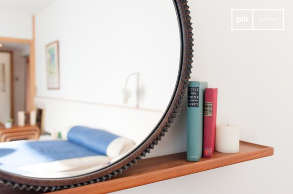 Destaca por su marco limpio y su borde biselado.