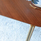 Die Tischplatte aus Walnussfurnier weist subtile Muster auf