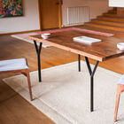 Holz-Esstisch mit filigranem Design.