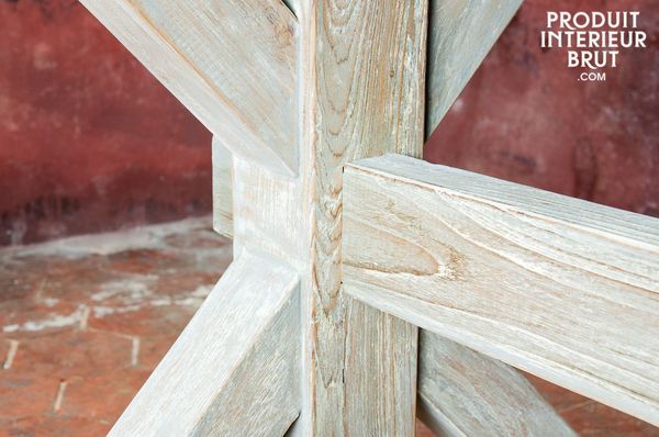 Ein langlebiger Tisch aus robustem Teakholz