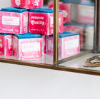 El latón, el vidrio y el espejo le darán un toque retro a sus ambientes.