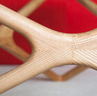 The natural traces of wood give the table its refinement.