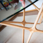 The solid wood base reveals the quality of the cabinet-making work.