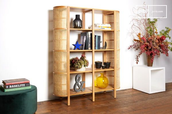 Les proportions équilibrées et les matériaux naturels de cette étagère évoquent le style scandinave des années 50.