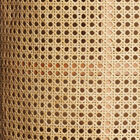 Le cannage de rotin n'est pas sans évoquer des grands noms du design comme Thonet ou Jeanneret.