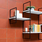 Élégante étagère scandinave modulable en métal noir et marbre blanc.