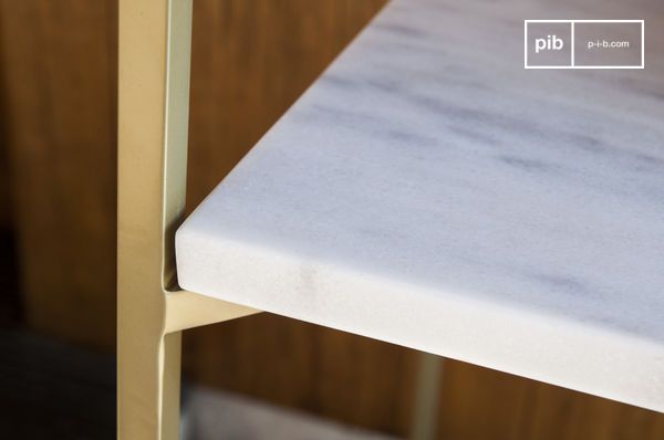 La géométrie des formes est mise en valeur par le contraste blanc-or.