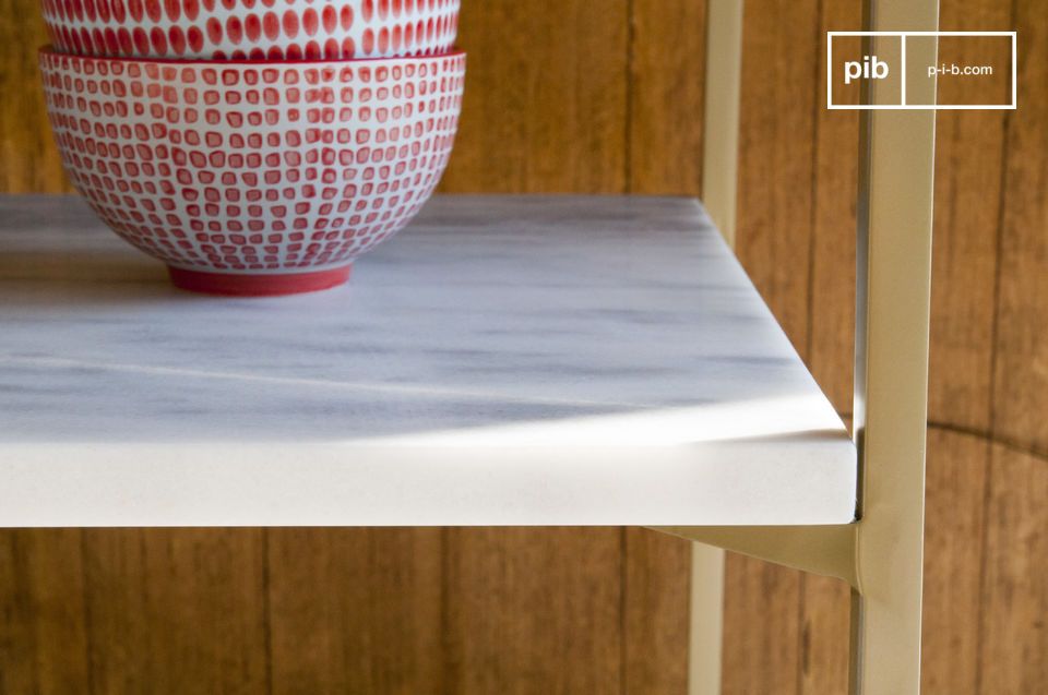 Les tablettes sont en marbre blanc légèrement nervuré de gris clair.