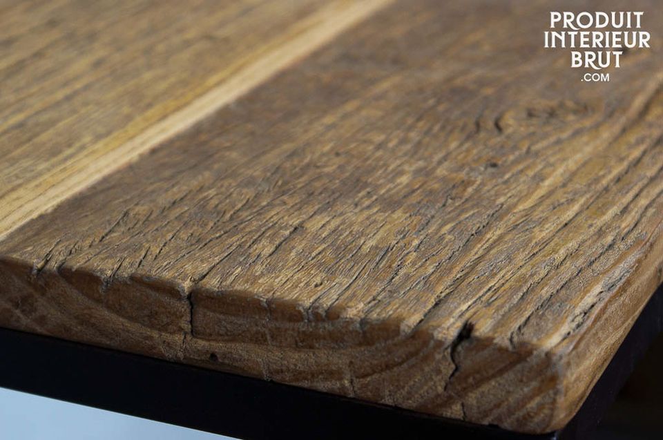 Les 4 tablettes en orme recyclé font de cette étagère un produit de caractère
