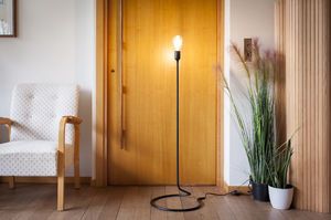 Slanke design vloerlamp van zwart metaal Eugenia