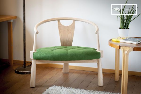 Un fauteuil à l'assise large et au style indéniable.