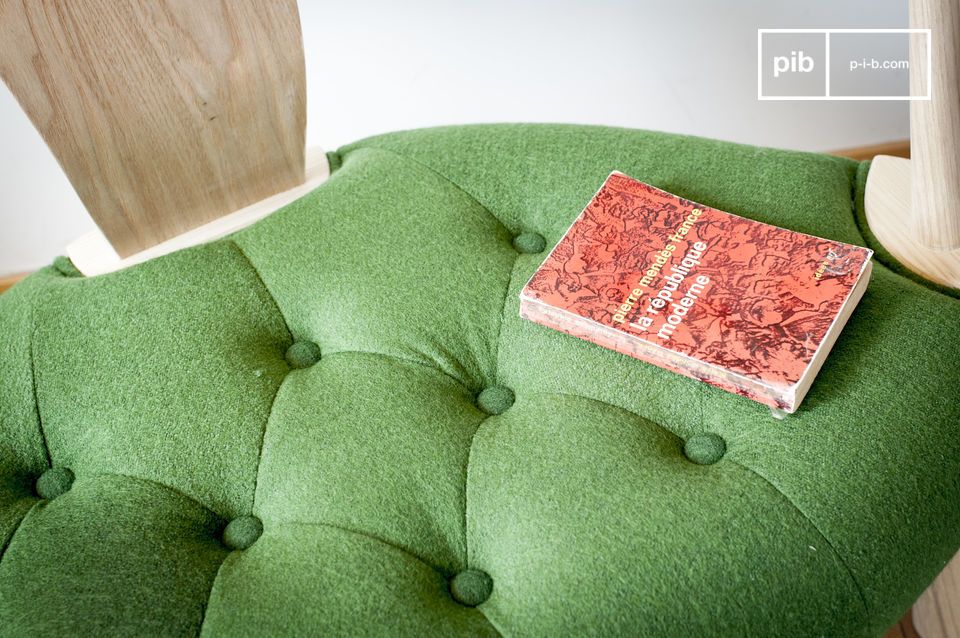 L'assise est capitonnée d'un tissu de laine vert vif.