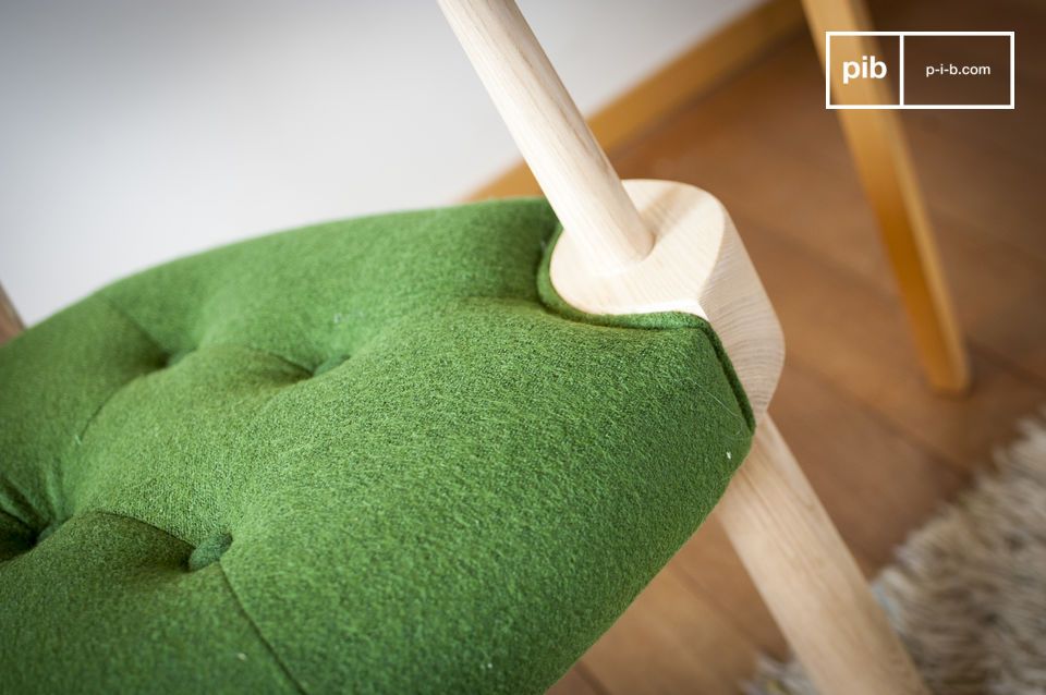 La structure se détache visuellement de l'assise par une pièce de bois en forme d'amande.