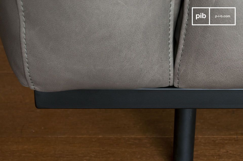 Le piètement est en métal noir mat, il assure la stabilité tout en participant au design.