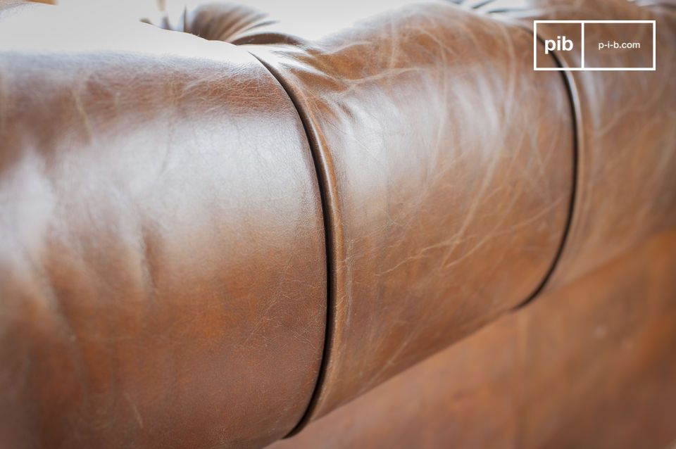 L\'assise possède un moelleux inaltérable grâce à ses sangles et ressorts bi-coniques sur