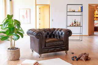 Fauteuil chesterfield en cuir brun Jahn
