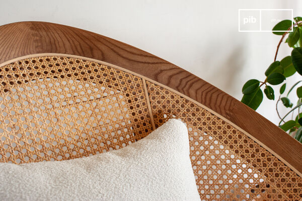 Le cannage de rotin naturel transparent  laisse passer le regard et la lumière.