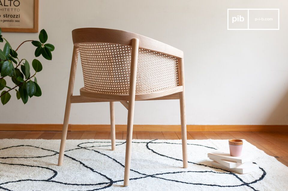 La conception enveloppante favorise une posture droite et stable adaptée au repas.