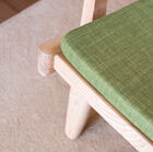 Joli tissu vert olive associé au bois clair pour une belle harmonie.