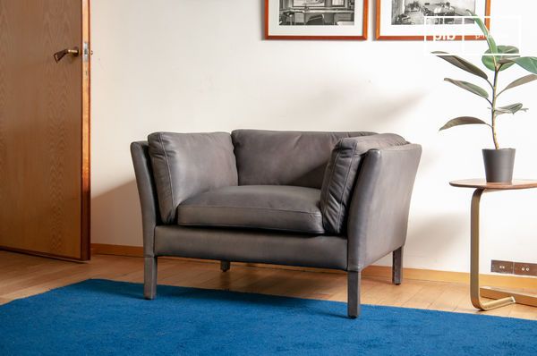 Ce fauteuil enveloppant associe dimensions généreuses et garnissage moelleux pour un confort optimal.
