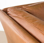 Le coussin d'assise épouse la structure de même couleur pour un effet cocon enveloppant.