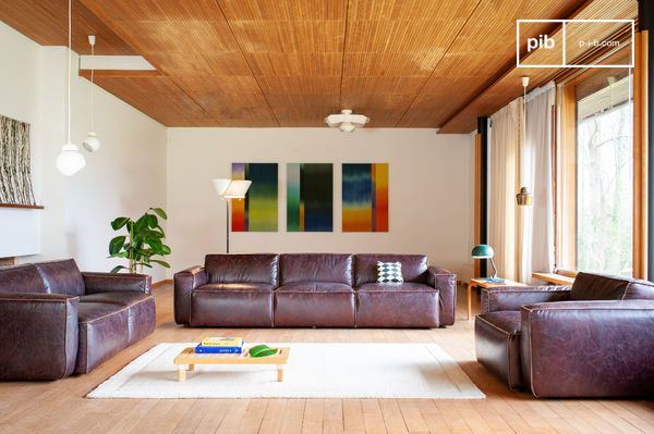 Le fauteuil reprend les lignes modernes, à la fois cubiques et bombées, de cette collection composée de trois dimensions complémentaires.