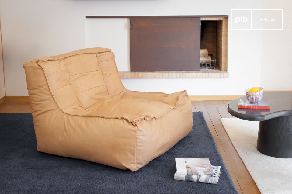 Fauteuil confortable en cuir marron clair aux allures des années 70.